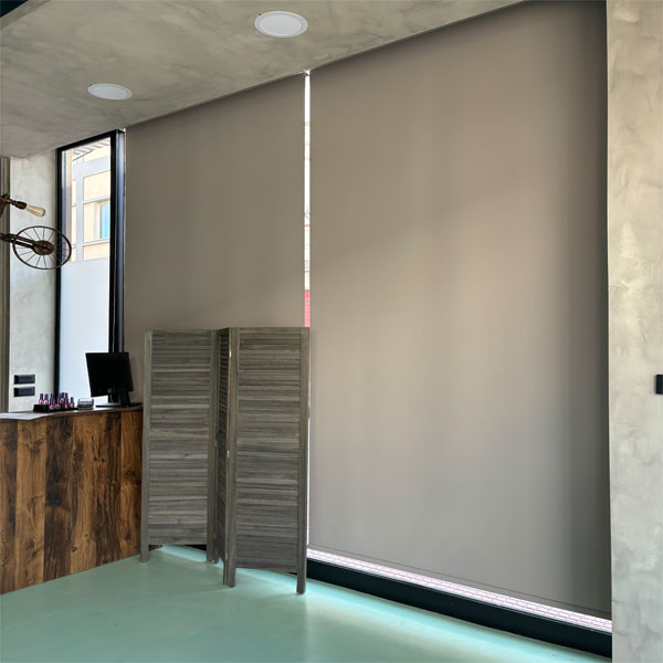Ρολοκουρτίνα εσωτερικής σκίασης σε Κέντρο Αισθητικής