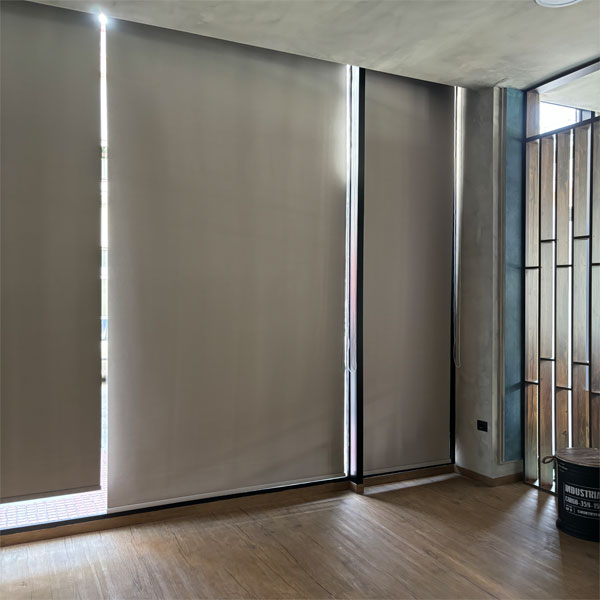 Ρολοκουρτίνα εσωτερικής σκίασης σε Κέντρο Αισθητικής