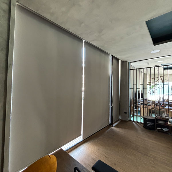 Ρολοκουρτίνα εσωτερικής σκίασης σε Κέντρο Αισθητικής