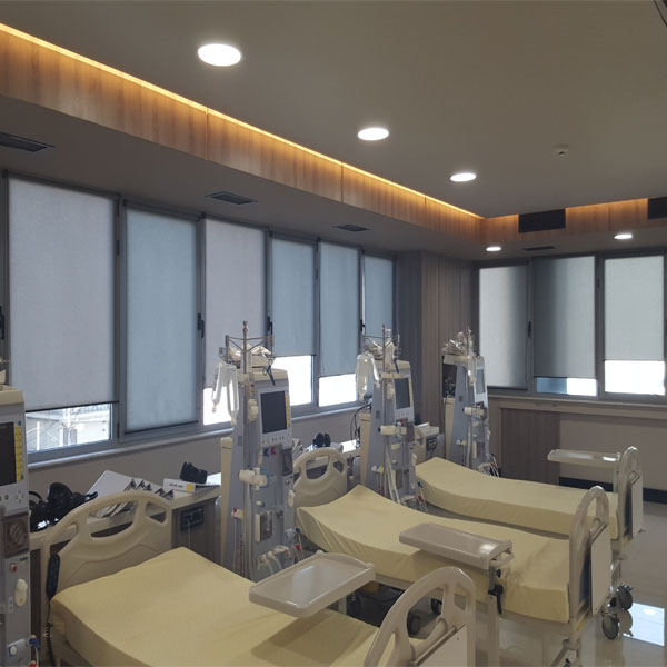 Ρολοκουρτίνα εσωτερικής σκίασης σε Ιατρικό Κέντρο